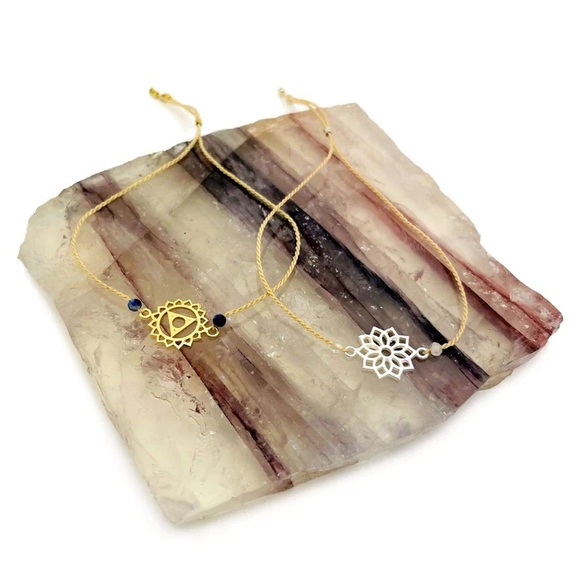 ROCK PARADISE ✨ CROWN CHAKRA BRACELET WITH ELECTROPLATED CHARM & GEMSTONE BEADS - Picture 4 of 7